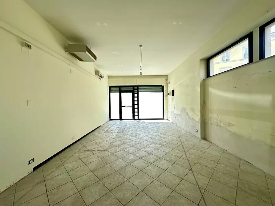 Immagine 8 di Negozio in affitto  a Lucca