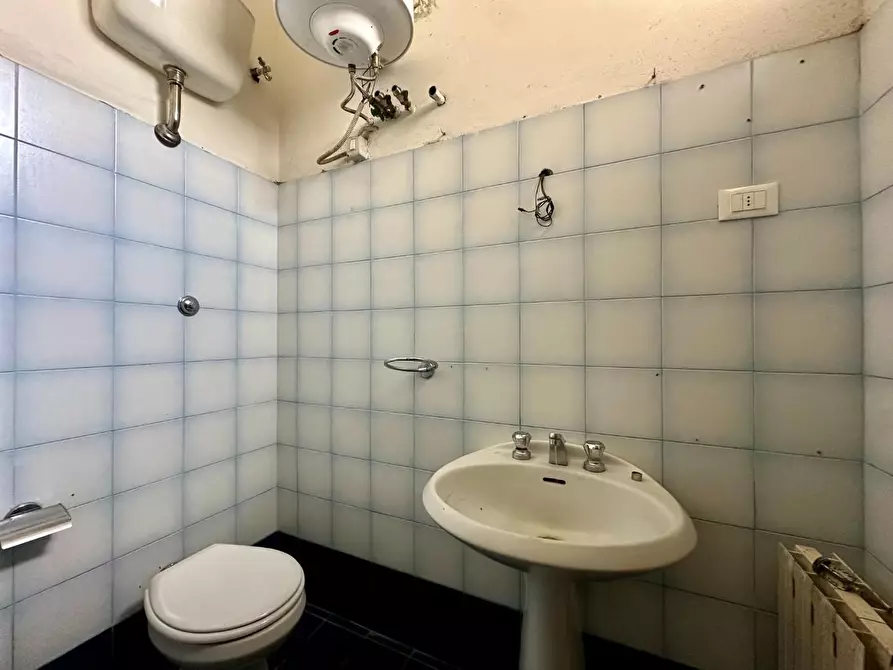 Immagine 16 di Negozio in affitto  a Lucca