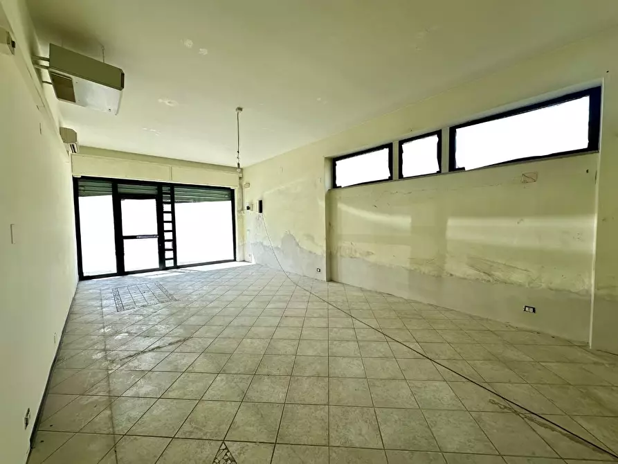 Immagine 7 di Negozio in affitto  a Lucca