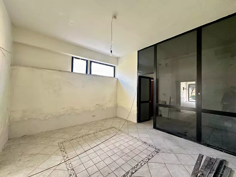 Immagine 10 di Negozio in affitto  a Lucca