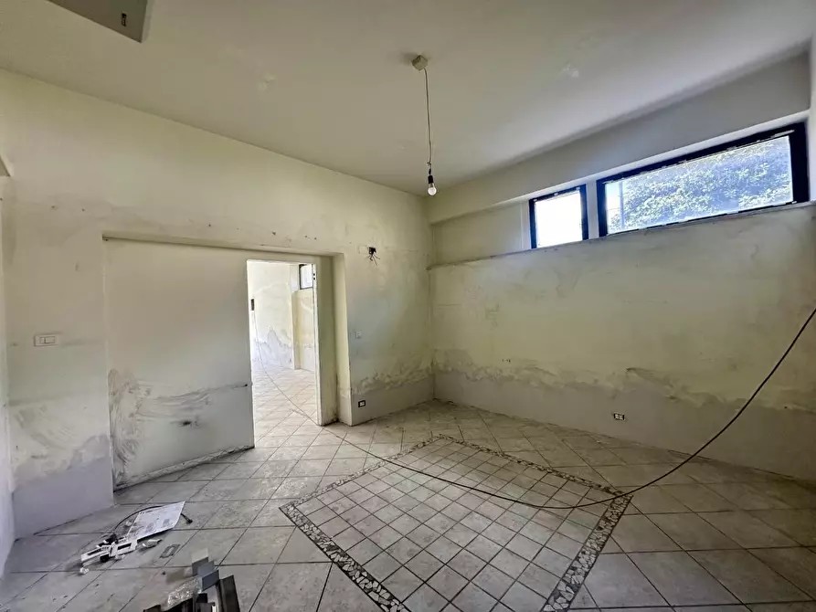 Immagine 9 di Negozio in affitto  a Lucca