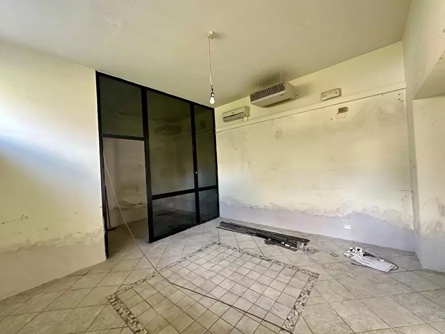 Immagine 12 di Negozio in affitto  a Lucca