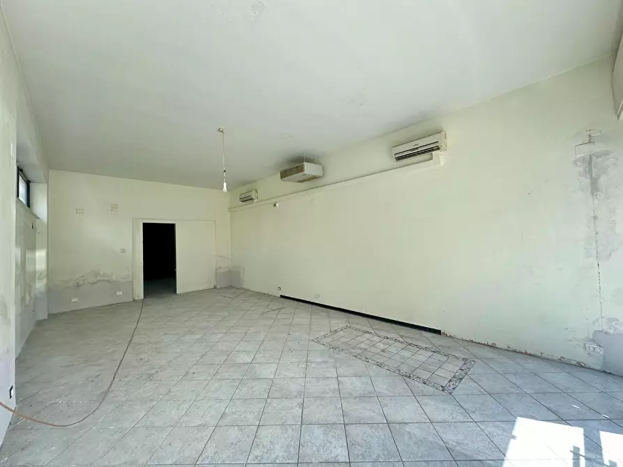 Immagine 5 di Negozio in affitto  a Lucca