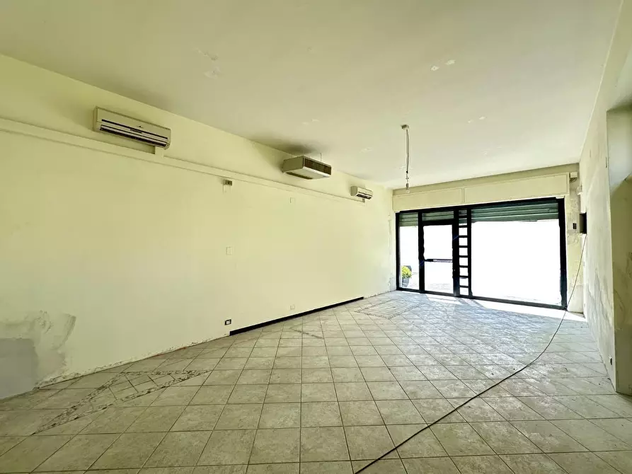 Immagine 6 di Negozio in affitto  a Lucca