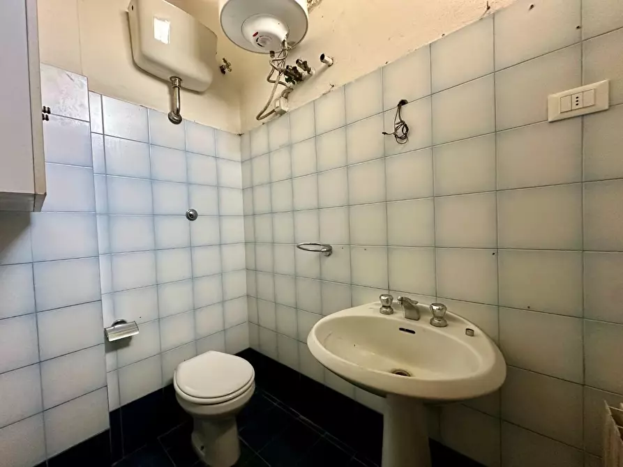 Immagine 15 di Negozio in affitto  a Lucca