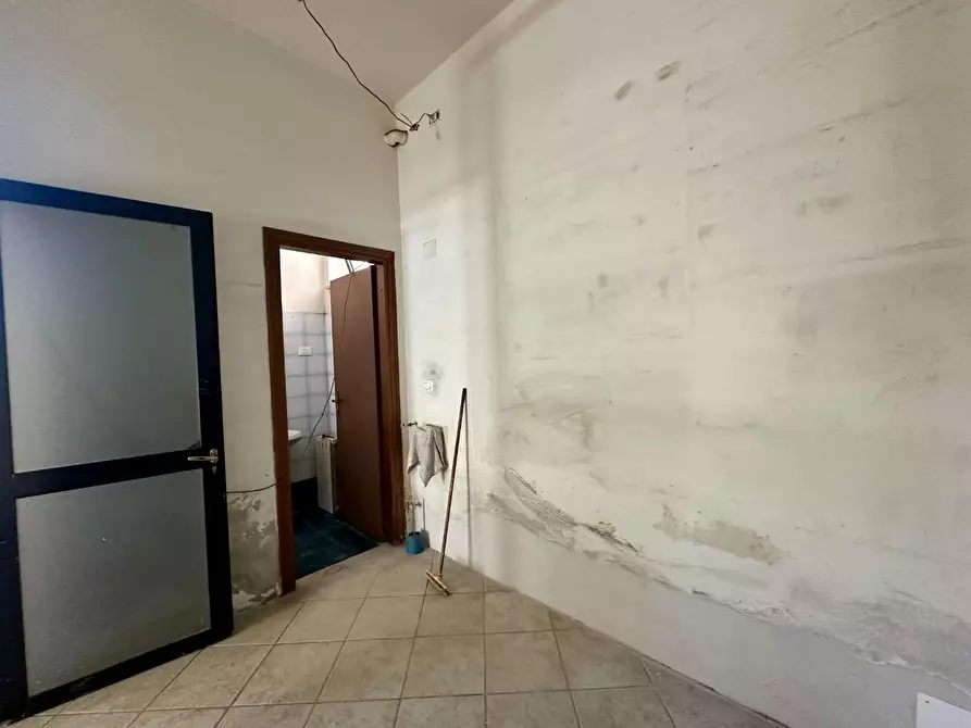 Immagine 13 di Negozio in affitto  a Lucca