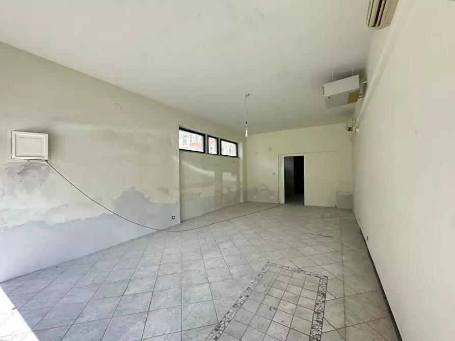 Immagine 4 di Negozio in affitto  a Lucca