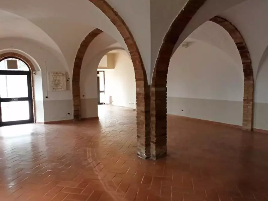 Immagine 3 di Locale commerciale in vendita  a Volterra