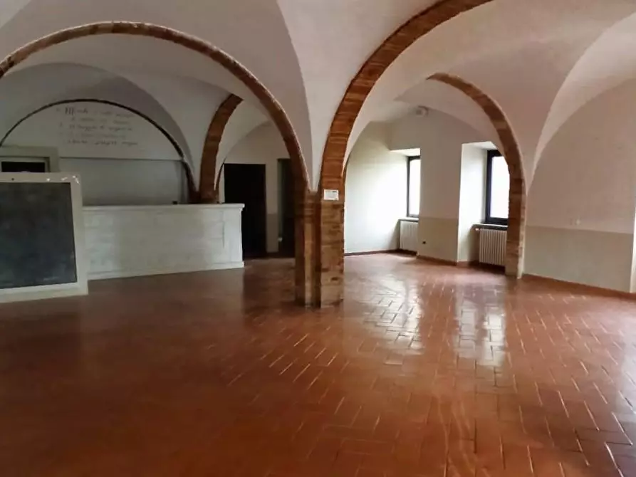 Immagine 2 di Locale commerciale in vendita  a Volterra