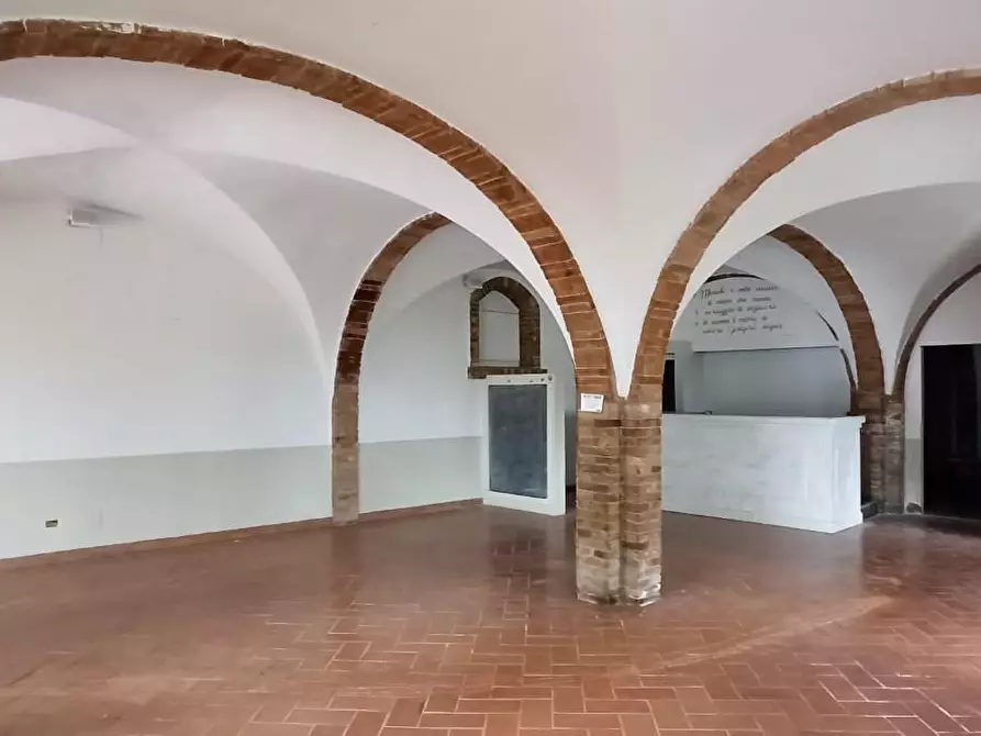 Immagine 4 di Locale commerciale in vendita  a Volterra