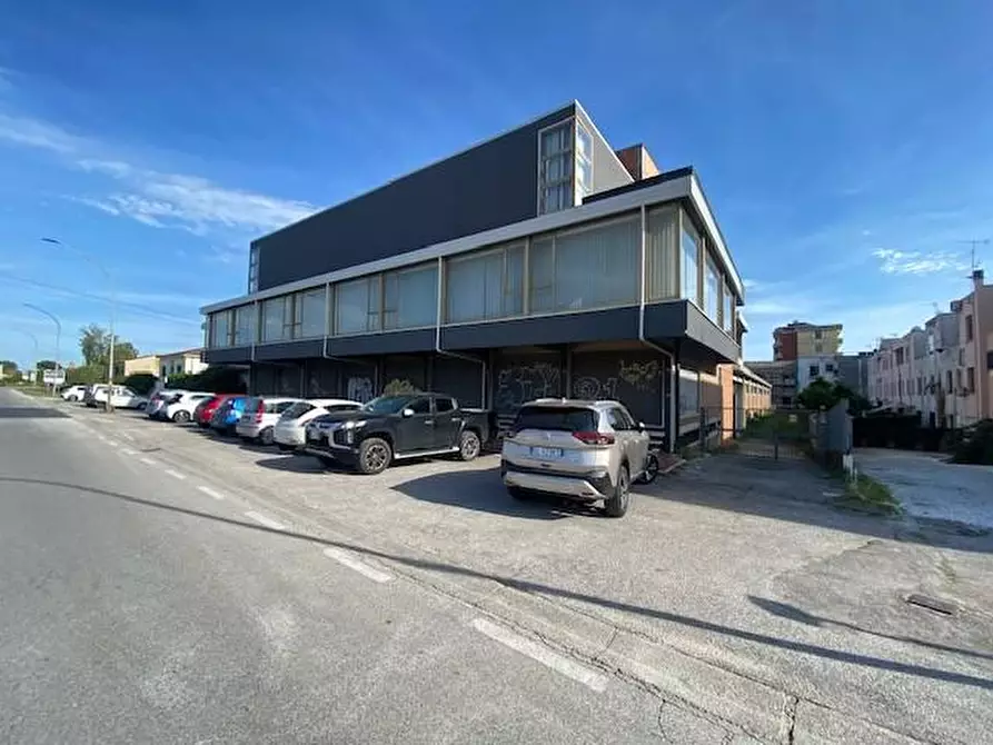 Immagine 5 di Locale commerciale in affitto  a Cascina