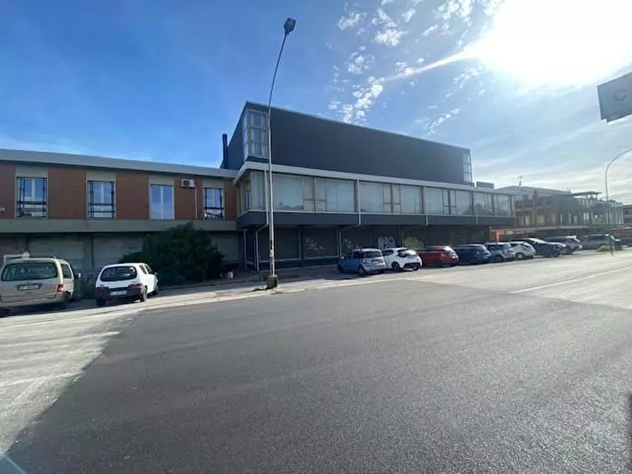 Immagine 2 di Locale commerciale in affitto  a Cascina