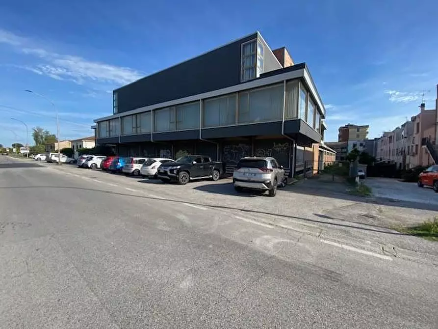 Immagine 4 di Locale commerciale in affitto  a Cascina