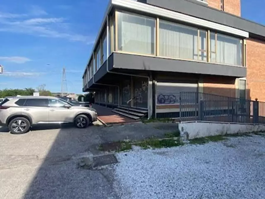 Immagine 6 di Locale commerciale in affitto  a Cascina