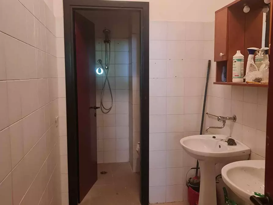 Immagine 13 di Locale commerciale in vendita  a Colle Di Val D'elsa