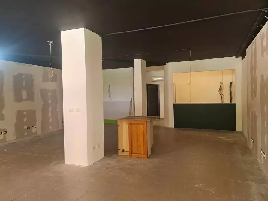 Immagine 12 di Locale commerciale in vendita  a Colle Di Val D'elsa
