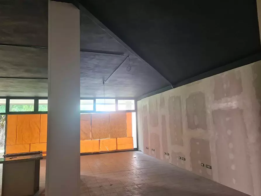 Immagine 5 di Locale commerciale in vendita  a Colle Di Val D'elsa