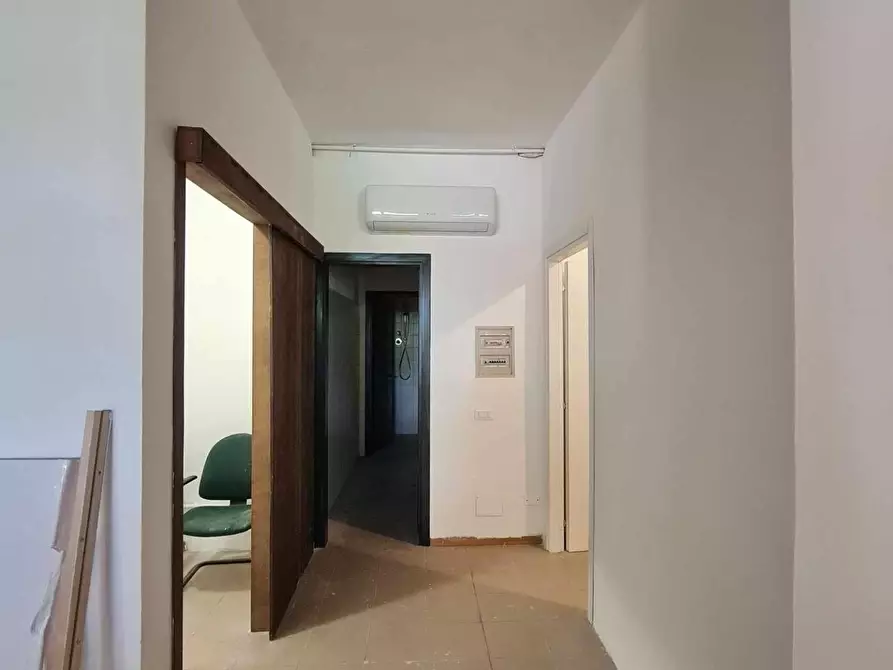 Immagine 11 di Locale commerciale in vendita  a Colle Di Val D'elsa