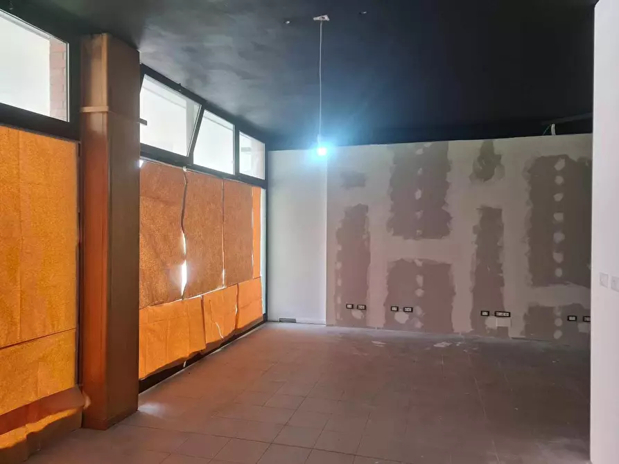 Immagine 10 di Locale commerciale in vendita  a Colle Di Val D'elsa