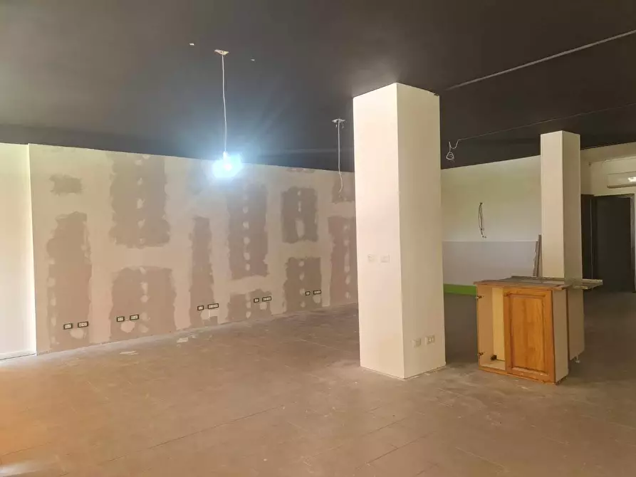 Immagine 14 di Locale commerciale in vendita  a Colle Di Val D'elsa