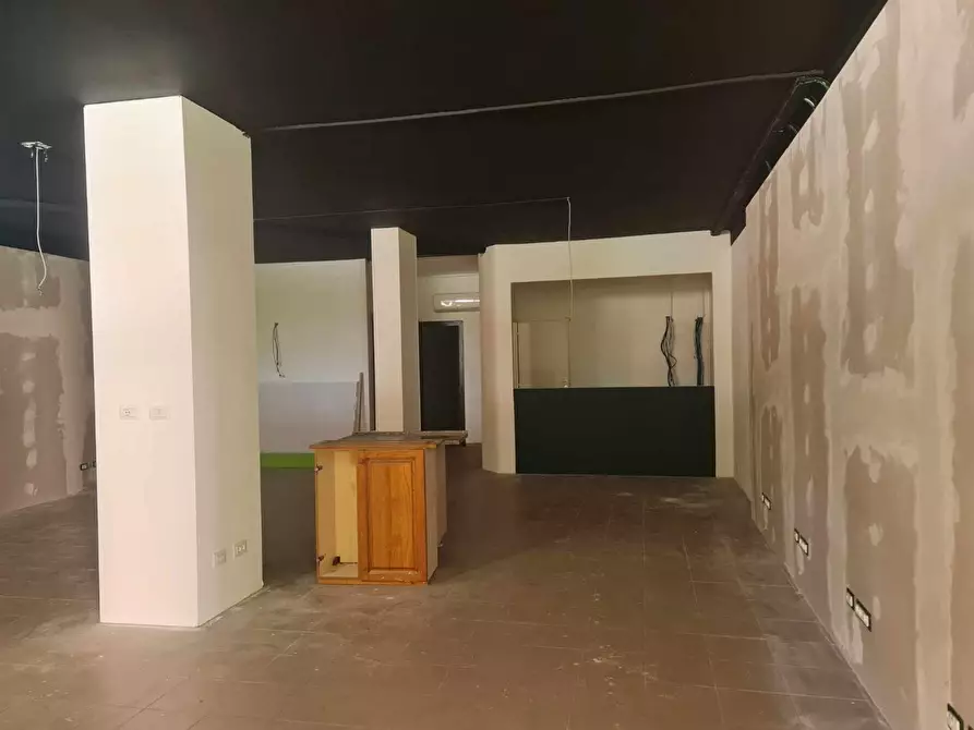 Immagine 17 di Locale commerciale in vendita  a Colle Di Val D'elsa