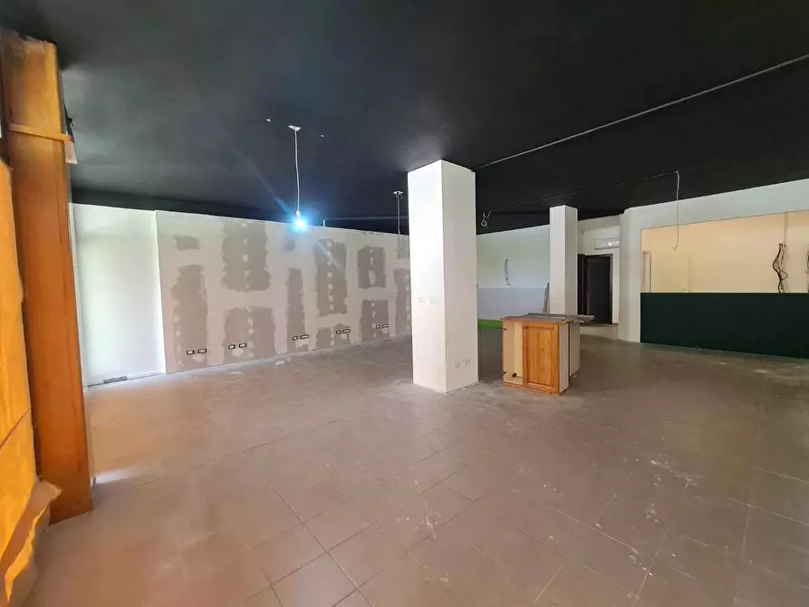 Immagine 6 di Locale commerciale in vendita  a Colle Di Val D'elsa