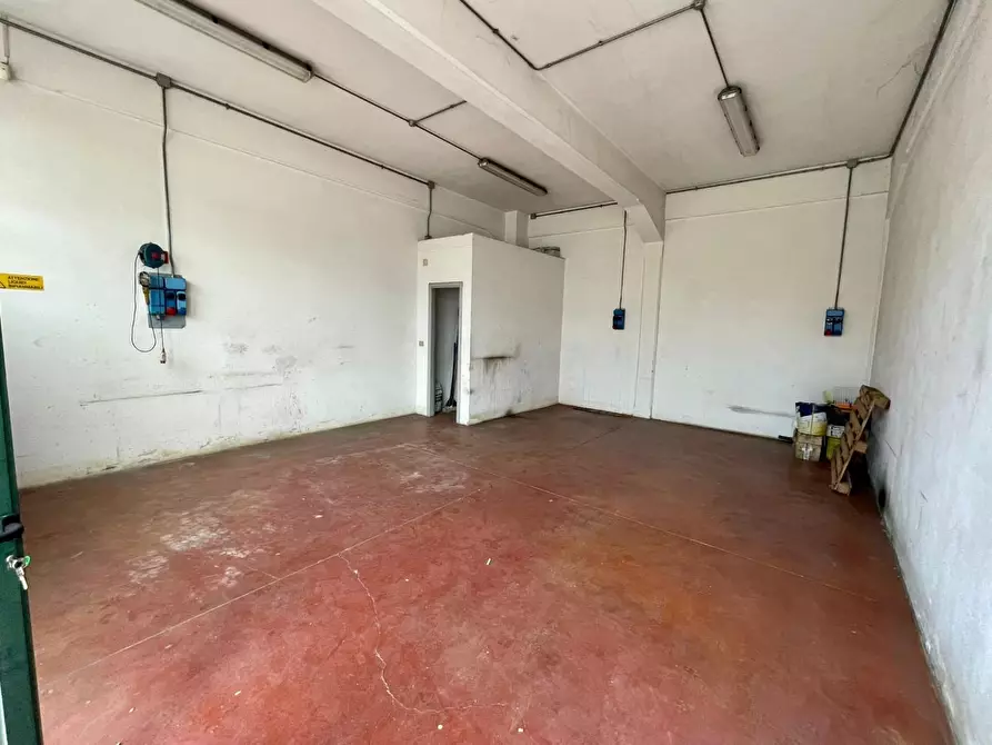 Immagine 25 di Attività artigianale in vendita  a Massarosa