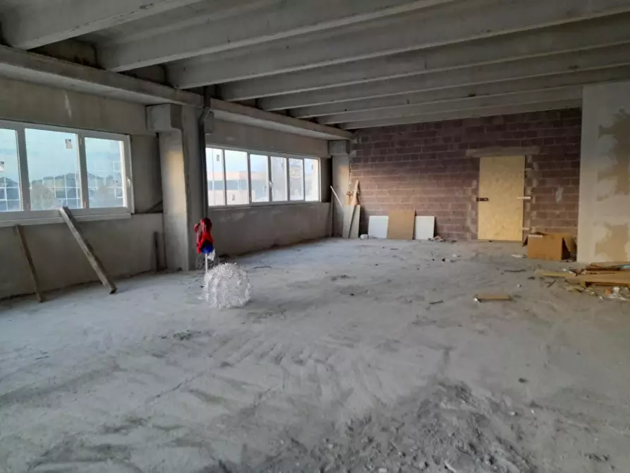 Immagine 2 di Locale commerciale in vendita  a Collesalvetti