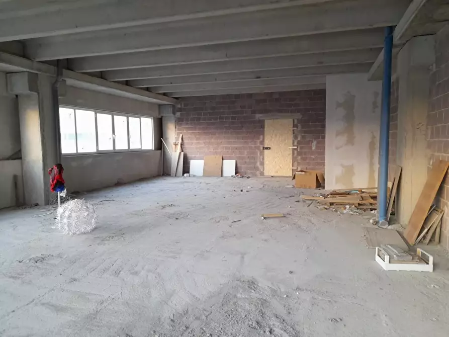 Immagine 3 di Locale commerciale in vendita  a Collesalvetti