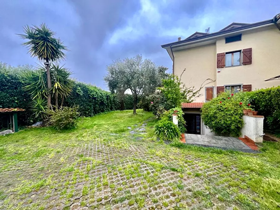 Immagine 22 di Casa trifamiliare in vendita  a Montignoso