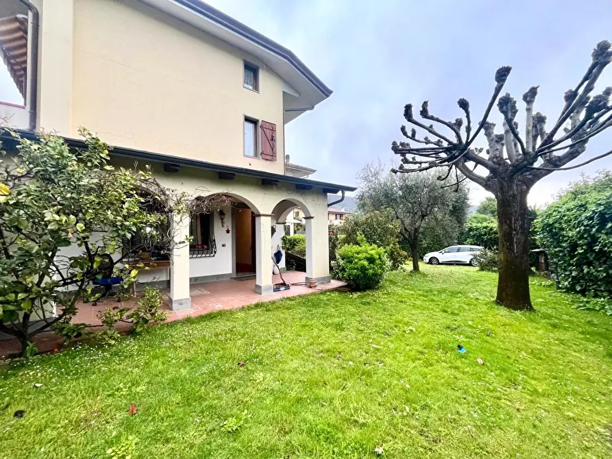 Immagine 2 di Casa trifamiliare in vendita  a Montignoso