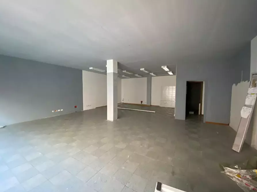 Immagine 12 di Locale commerciale in affitto  a Lucca