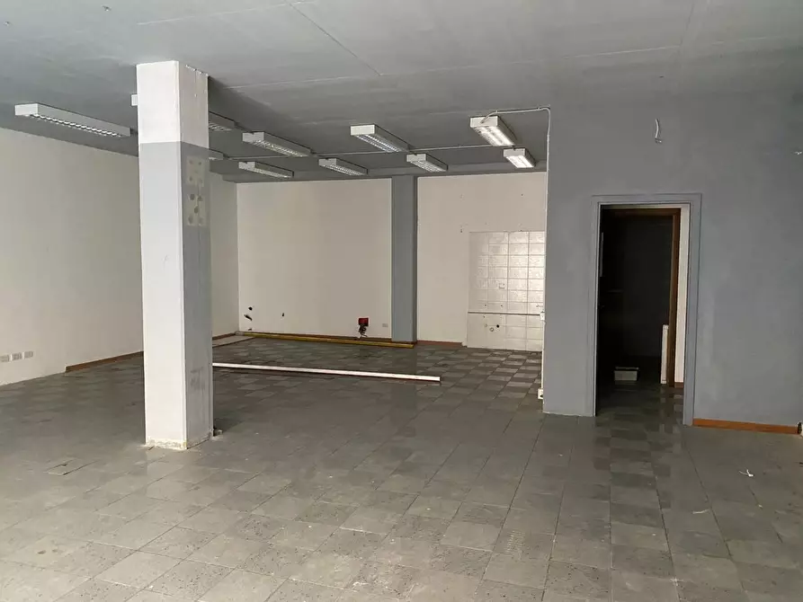 Immagine 18 di Locale commerciale in affitto  a Lucca