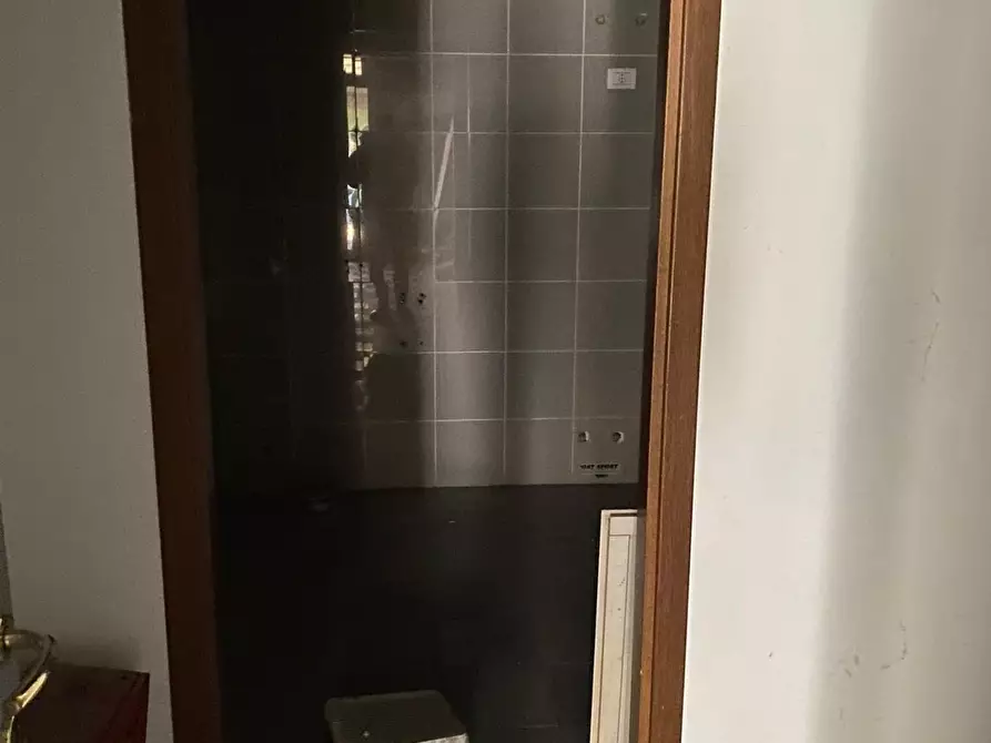 Immagine 4 di Locale commerciale in affitto  a Lucca