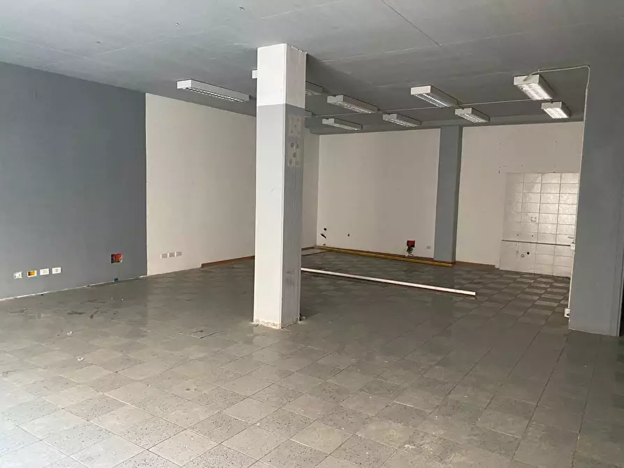 Immagine 19 di Locale commerciale in affitto  a Lucca