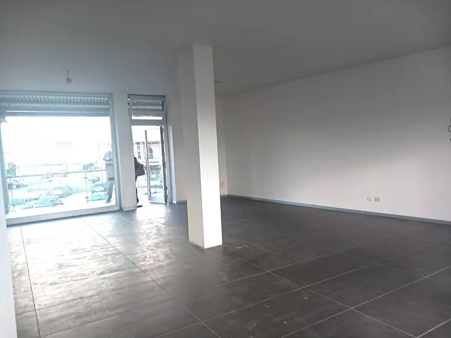 Immagine 2 di Locale commerciale in affitto  a Bientina