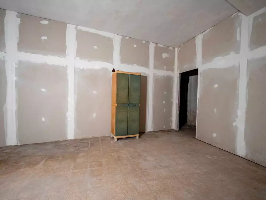 Immagine 24 di Negozio in vendita  a Bari