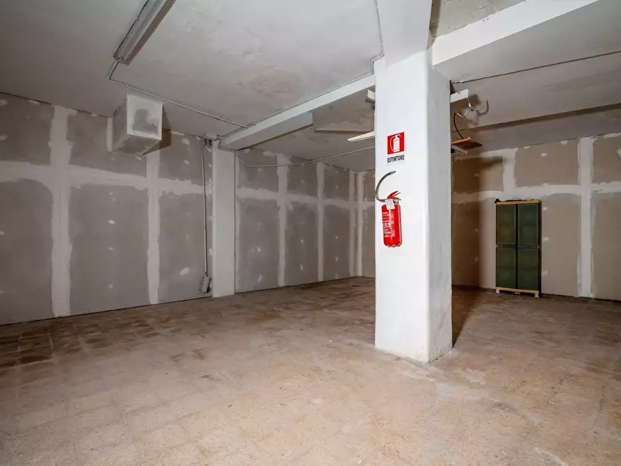 Immagine 20 di Negozio in vendita  a Bari