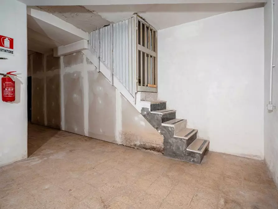 Immagine 25 di Negozio in vendita  a Bari