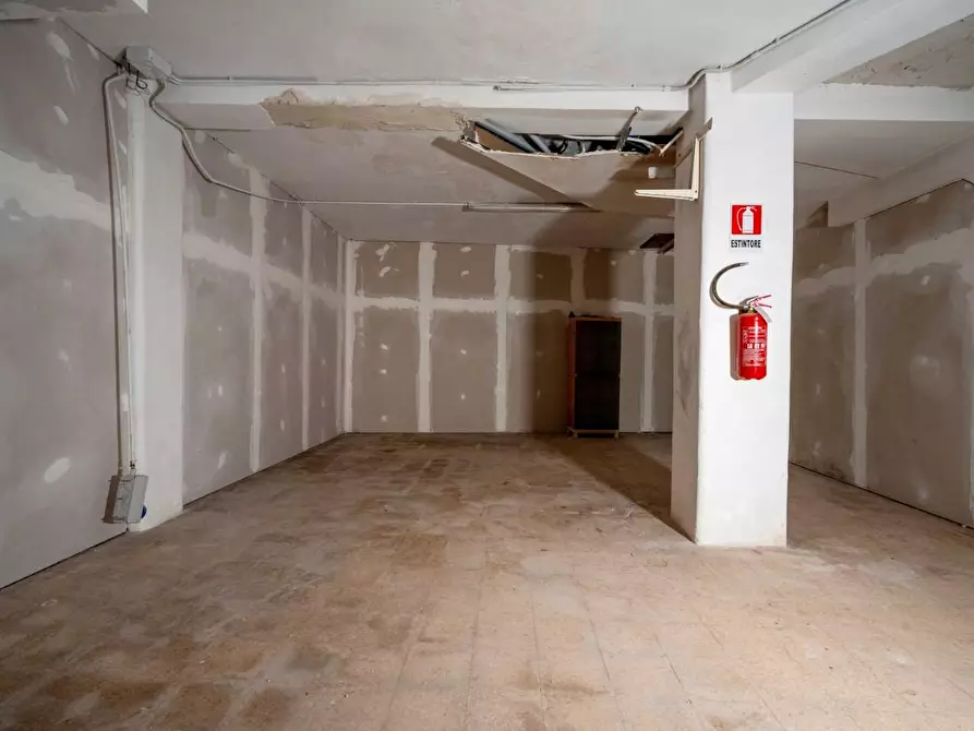 Immagine 21 di Negozio in vendita  a Bari