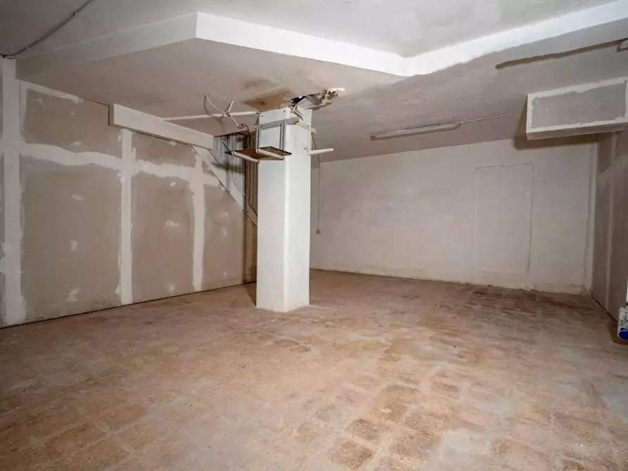 Immagine 23 di Negozio in vendita  a Bari