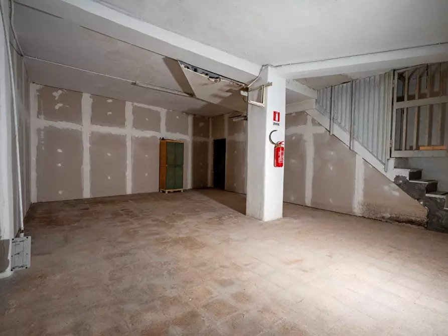 Immagine 22 di Negozio in vendita  a Bari