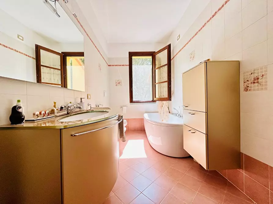 Immagine 12 di Villa in vendita  a Empoli