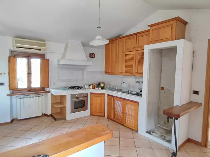 Immagine 5 di Villa in vendita  a Viareggio