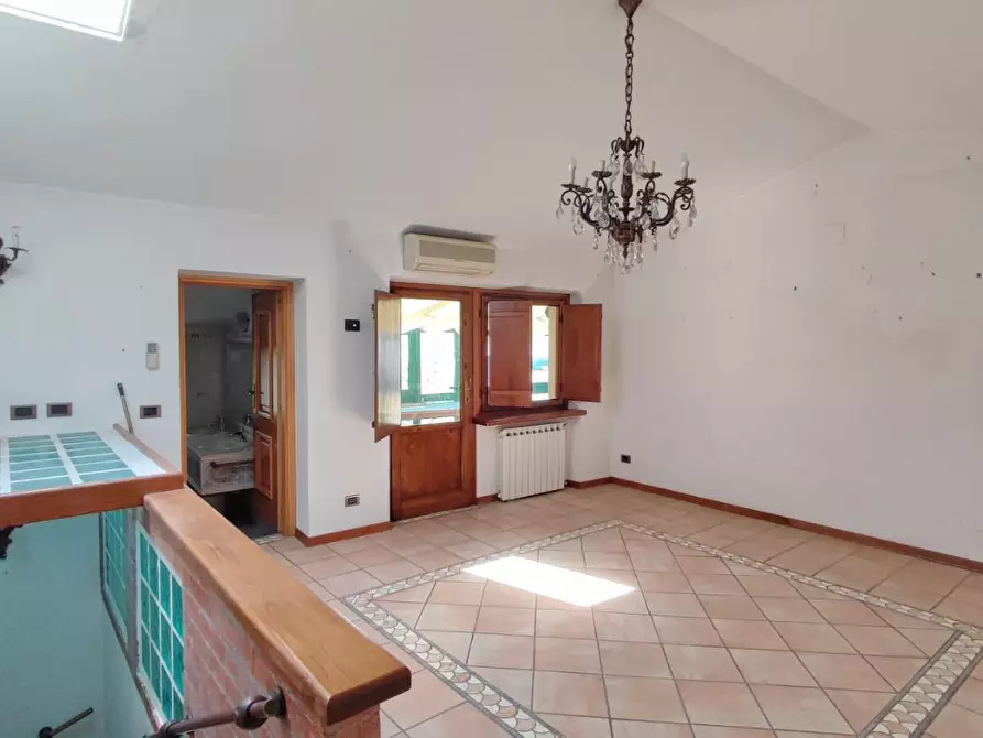 Immagine 3 di Villa in vendita  a Viareggio