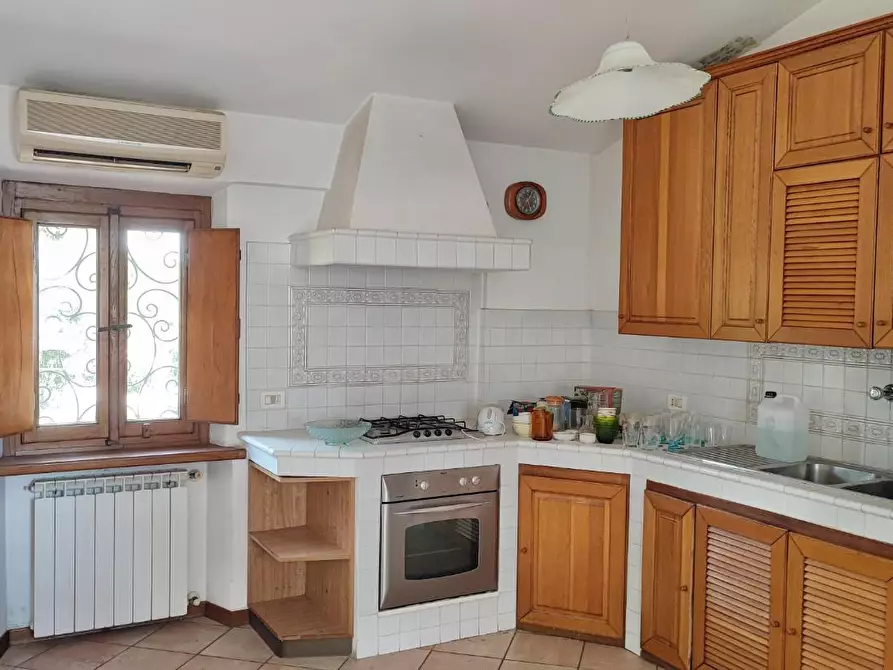 Immagine 10 di Villa in vendita  a Viareggio