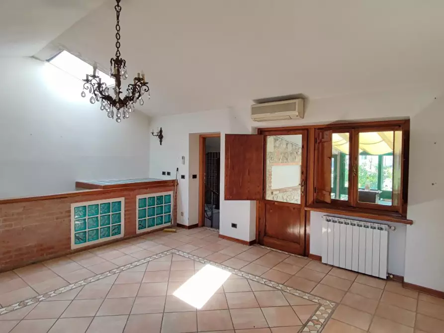 Immagine 2 di Villa in vendita  a Viareggio