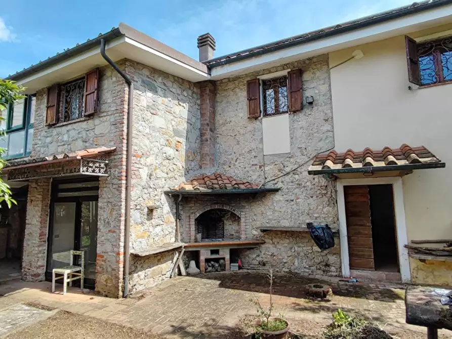 Immagine 15 di Villa in vendita  a Viareggio