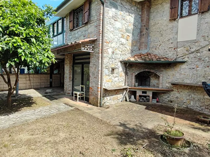 Immagine 1 di Villa in vendita  a Viareggio