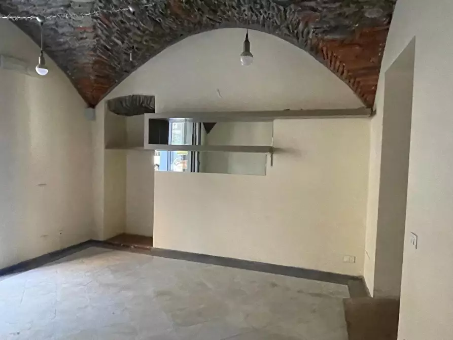 Immagine 4 di Locale commerciale in vendita  a Massa